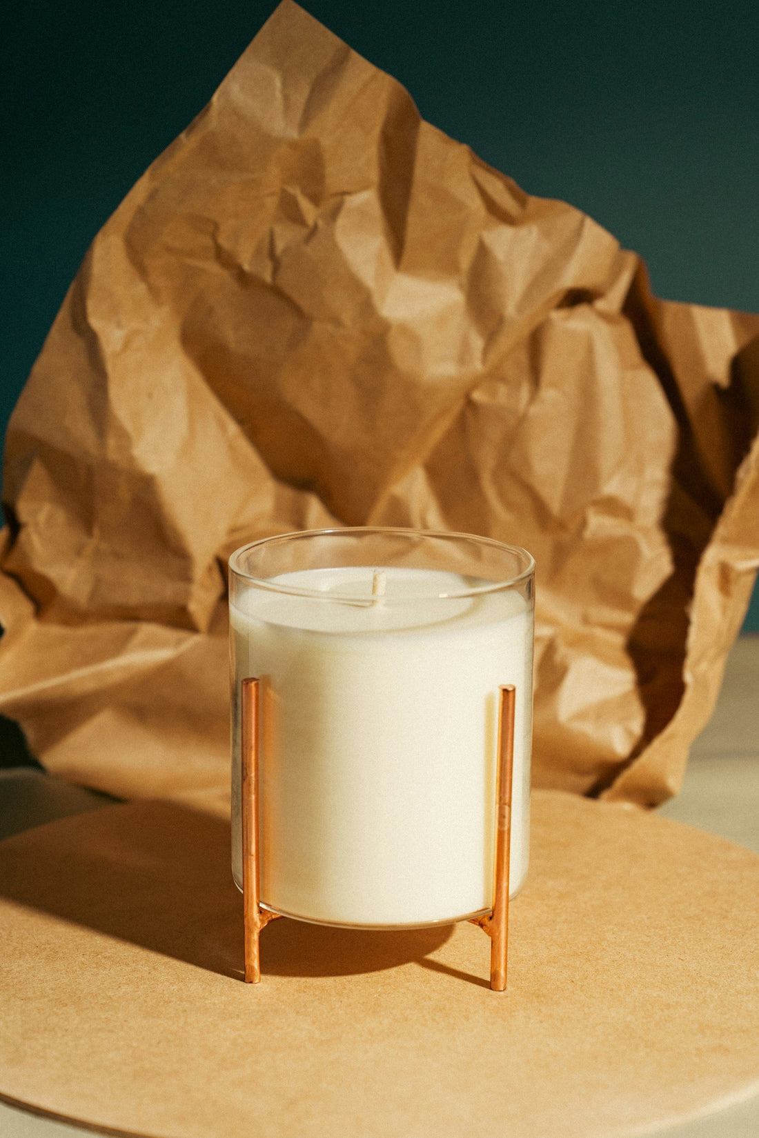 Candle burning with a full melt pool reaching the edge of the jar