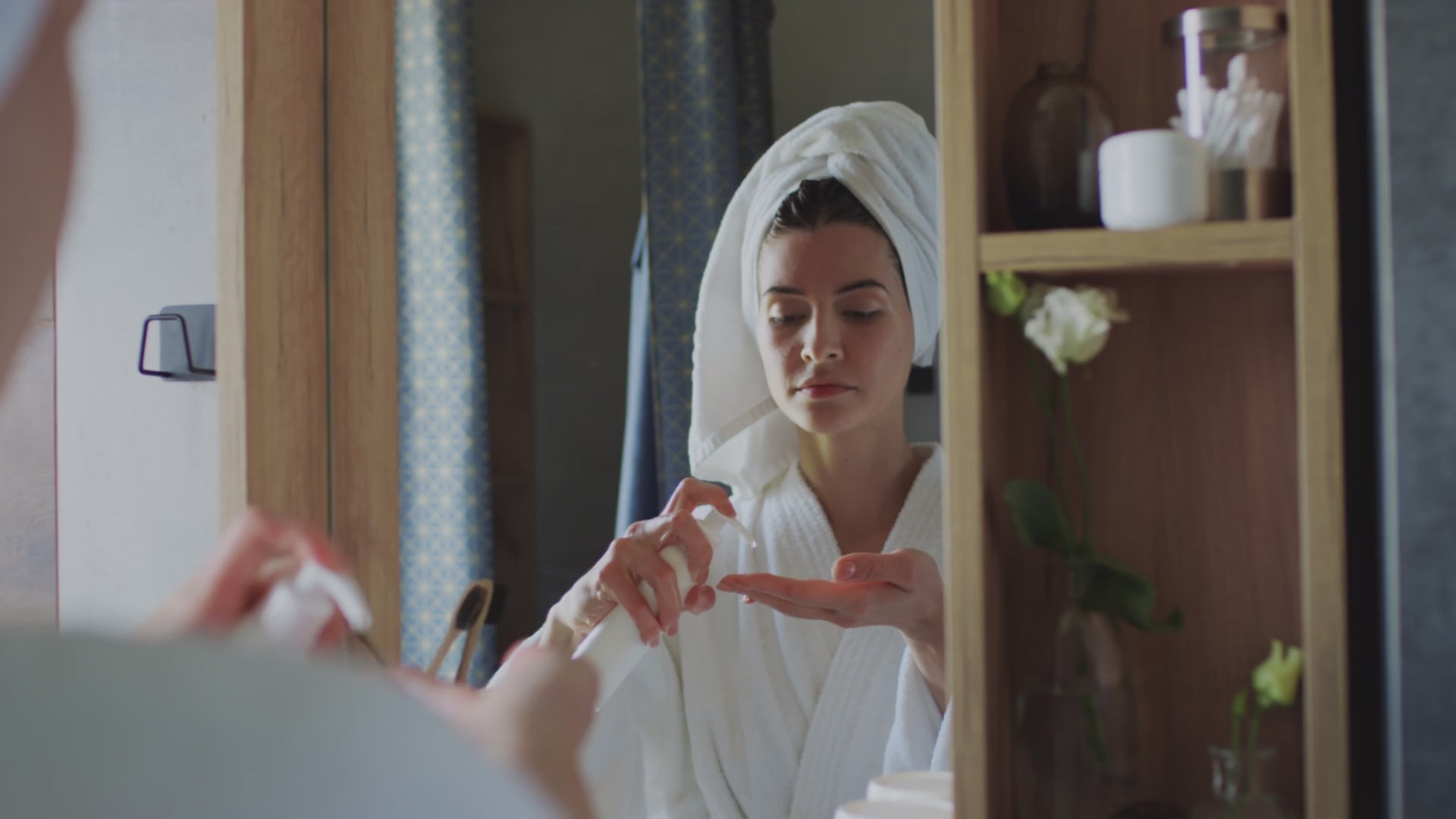 Load video: women applying lotion